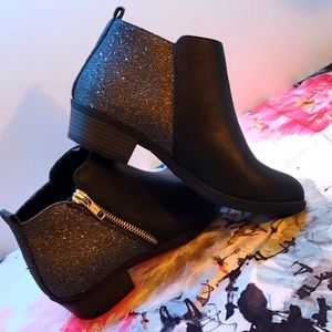 Girl's Sz 2 Glitter & Glam Booties